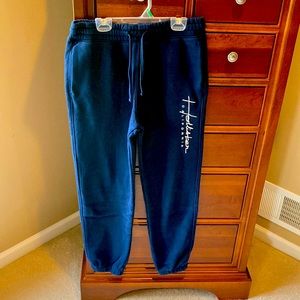 Hollister men’s Logo-Graphic Must-Have Collection joggers, navy blue, small